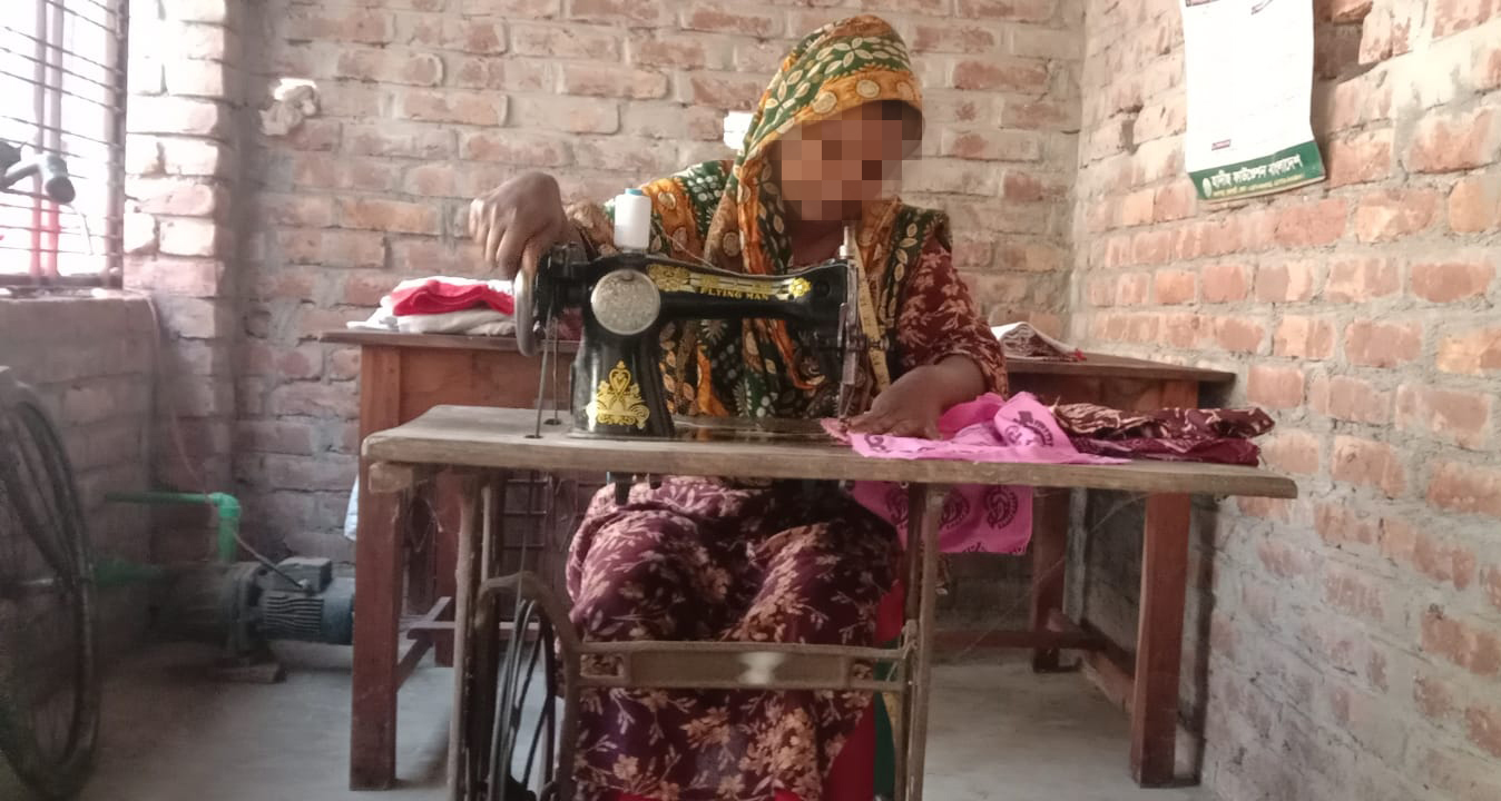 Ahora Huma trabaja en su pequeño taller cosiendo y fabricando vestidos, pero su historia hasta llegar aquí ha sido muy dura.
