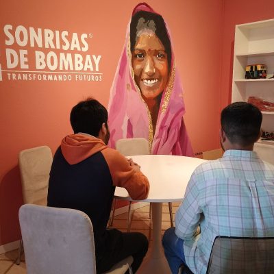 Javed y Abdul, supervivientes de trata laboral, en la oficina de Sonrisas de Bombay en Barcelona