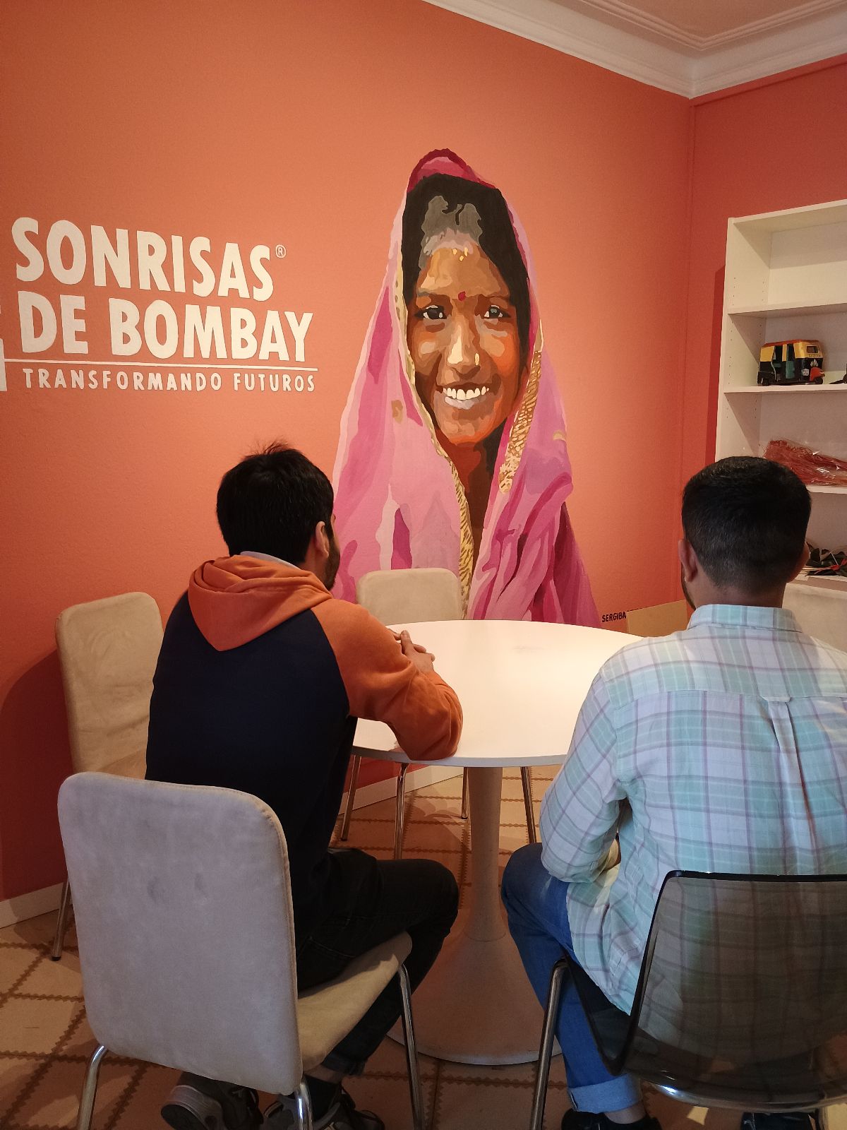 Javed y Abdul, supervivientes de trata laboral, en la oficina de Sonrisas de Bombay en Barcelona Javed y Abdul, supervivientes de trata laboral, en la oficina de Sonrisas de Bombay en Barcelona